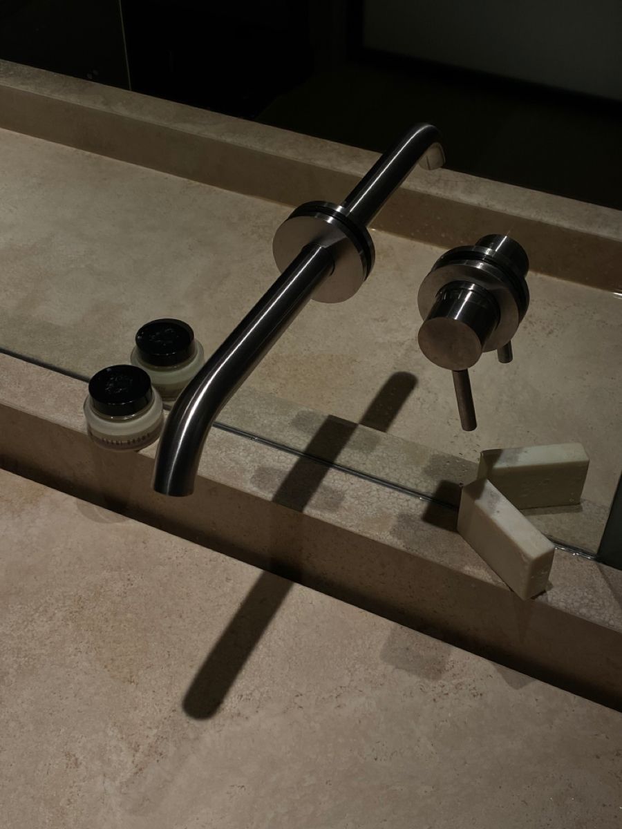 Maßgefertigte Badezimmerspiegelarmatur